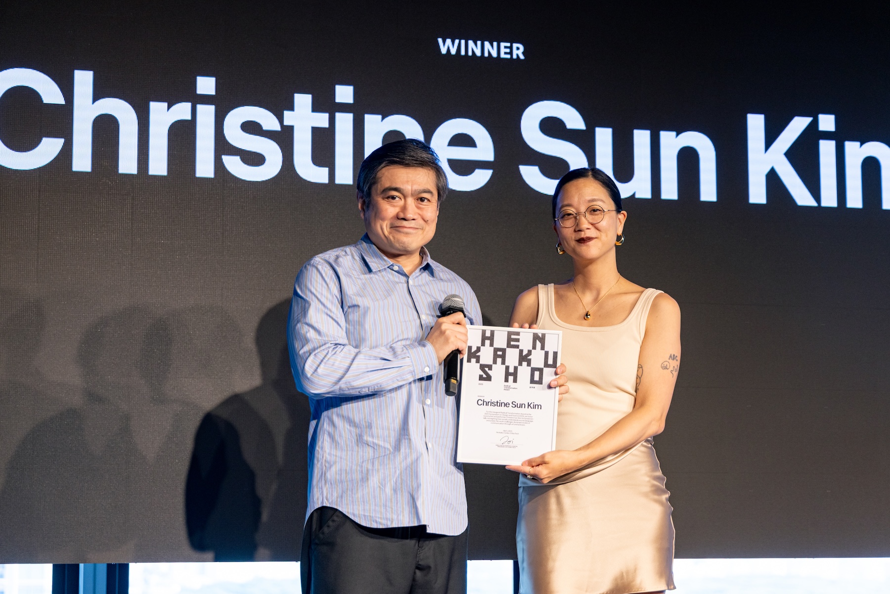 伊藤学長より変革賞を受け取るクリスティン・サン・キム氏